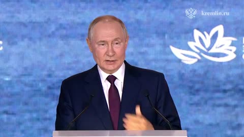 Владимир Путин выступает на пленарном заседании