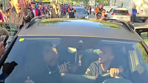 🚨¡CAOS TOTAL!🔥 FANS SE TIRAN ENCIMA del COCHE de LAMINE YAMAL