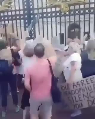 Crowd chants pedophiles at Buckingham Palace