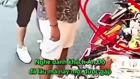 STEALING IS IN THEIR DNA: An Indian couple visiting Vietnam steal items from a local vendor
