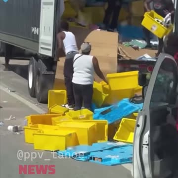 Video Allegedly Shows Individuals Looting Amazon Trailer in Dallas Texas