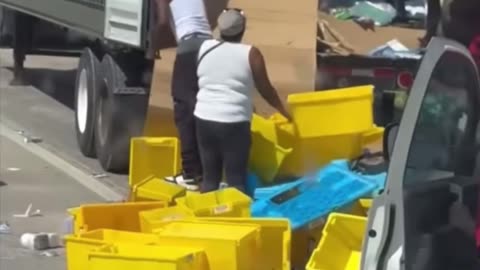 Video Allegedly Shows Individuals Looting Amazon Trailer in Dallas Texas