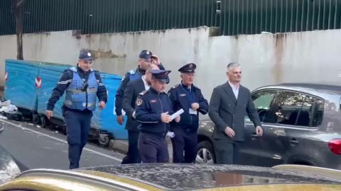 Bashkëpunëtorët e Ballukut mbërrijnë në SPAK të shoqëruar nga policia