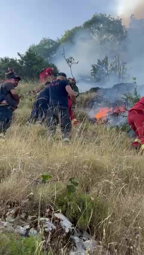 Përpjekje intensive për shuarjen e zjarreve në Gjirokastër, vijë zjarri mbi 10 km
