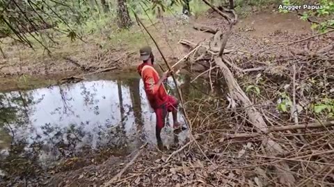 Primitive Archery and Grilling Fresh Fish in the Untouched Forests of Papua!