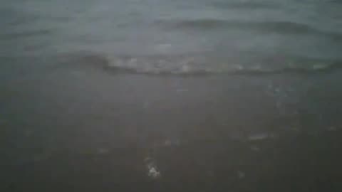 Filming the ocean waves almost at night, you can see the moon's reflection [Nature & Animals]