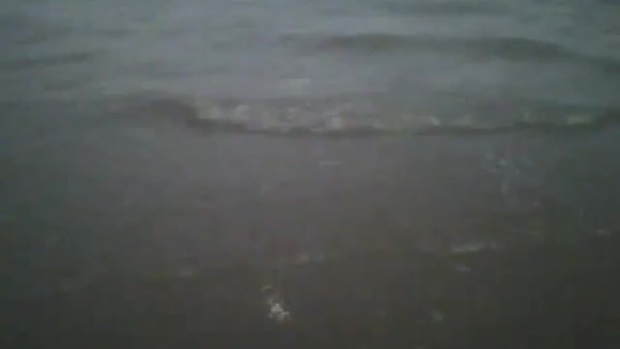 Filming the ocean waves almost at night, you can see the moon's reflection [Nature & Animals]