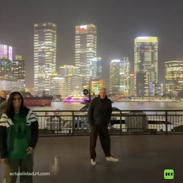 Zidane aprende jianzi con unas señoras chinas