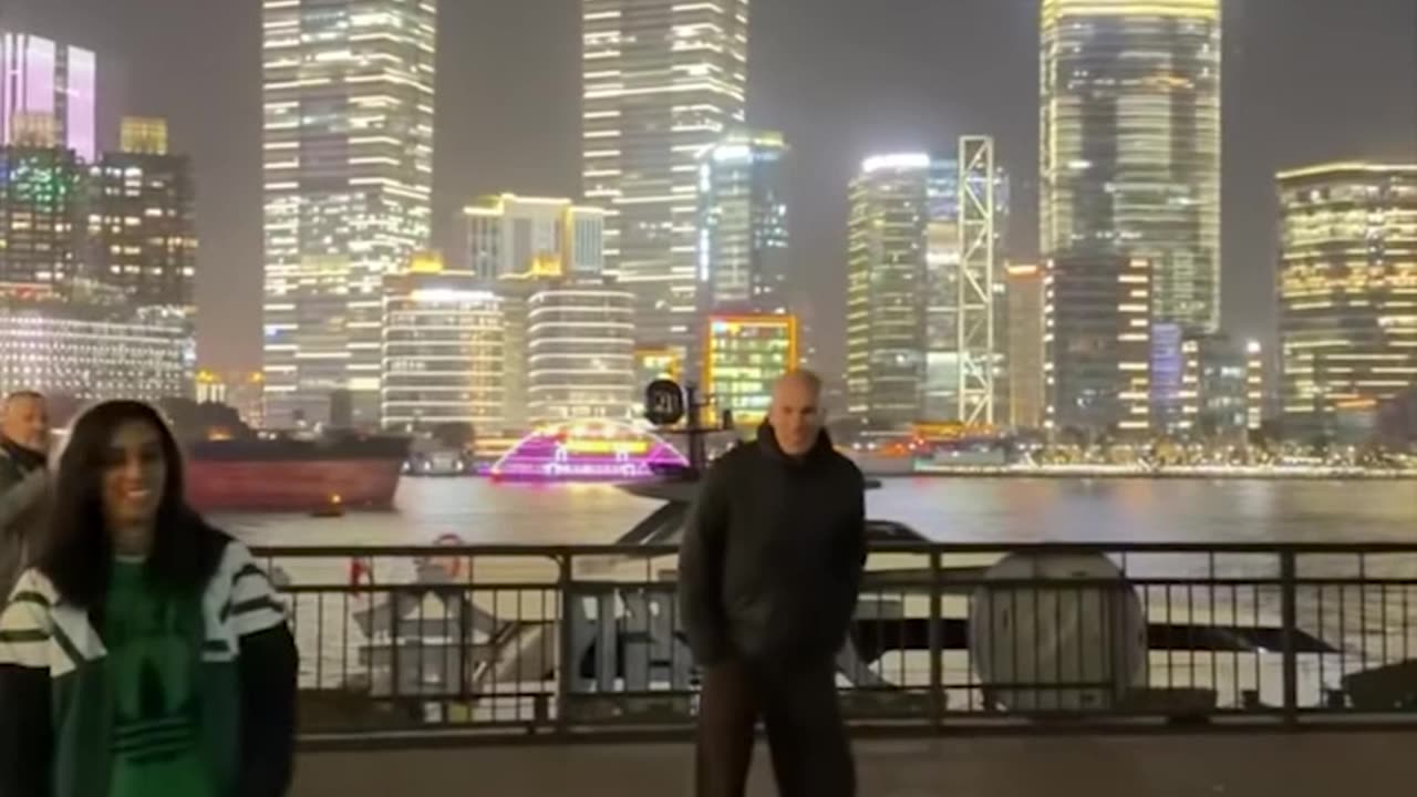 Zidane aprende jianzi con unas señoras chinas