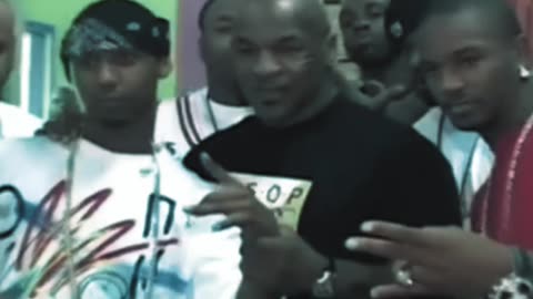 😂 Mike Tyson holds up Juelz Santanas Hand