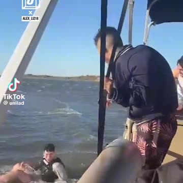It looks deeper (via:@unilad) #boating #lakelife #funny #fails #water