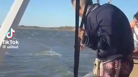 It looks deeper (via:@unilad) #boating #lakelife #funny #fails #water