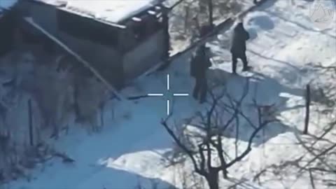 Ukrainian Soldier Eliminates Two Russian Soldiers from Close Range