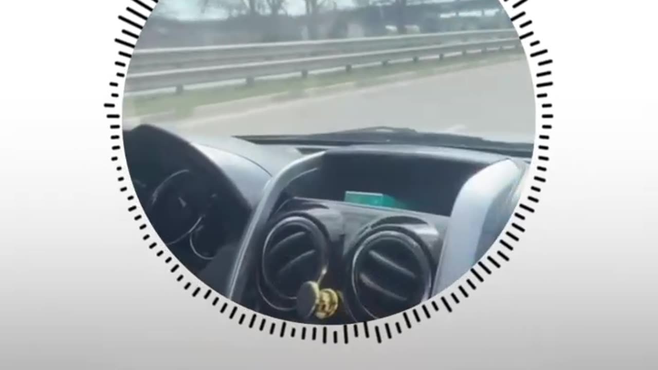 Una joven se ofende con su pareja estando al volante y pone sus vidas en peligro