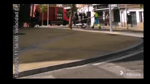 Acaricio a una perrita que estaba con un Cotizante