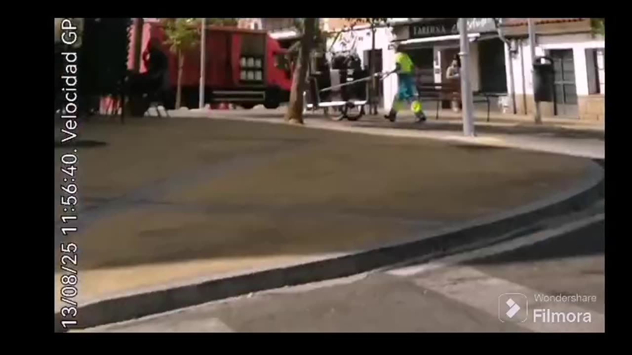 Acaricio a una perrita que estaba con un Cotizante