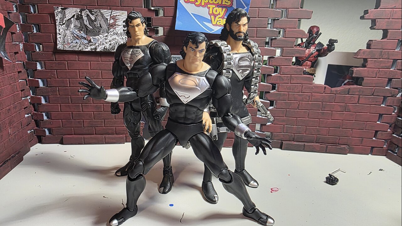 Does Mafex have the monopoly on DC Figures? Recovery Suit Unboxing