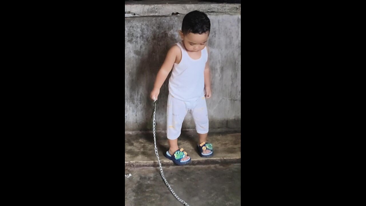Nagguroy guroy si Isaiah sa kadena