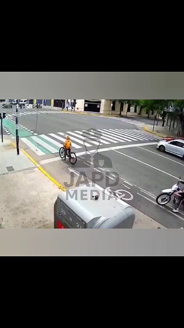 Russian tourist fights off #Palermo thieves, helping police detain both suspects. #tourist #japd