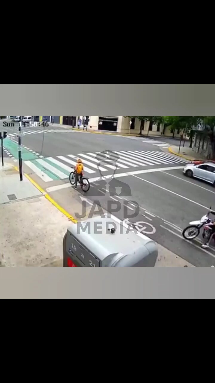 Russian tourist fights off #Palermo thieves, helping police detain both suspects. #tourist #japd