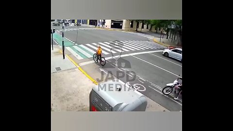 Russian tourist fights off #Palermo thieves, helping police detain both suspects. #tourist #japd