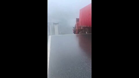 Фура зависла над пропастью после обрушения моста в Китае. —24 июня 2025—