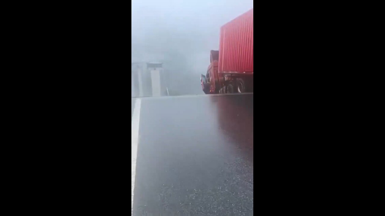 Фура зависла над пропастью после обрушения моста в Китае. —24 июня 2025—