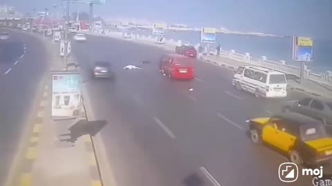 🚨 "Sadak Par Chal Rahe Parivar Ko Car Ne Mar Di Tez Takkar!" 😱