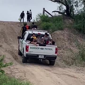 Never forget. ABSOLUTELY INSANE Border Patrol helping bringing illegals into america