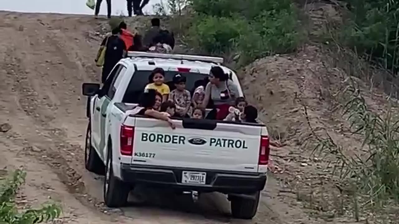 Never forget. ABSOLUTELY INSANE Border Patrol helping bringing illegals into america