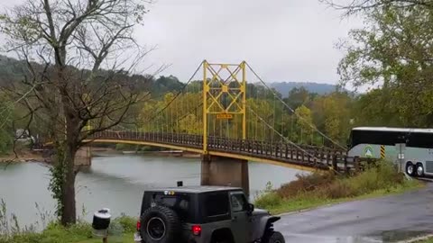 Un pont s’affaisse suite au passage d’un bus