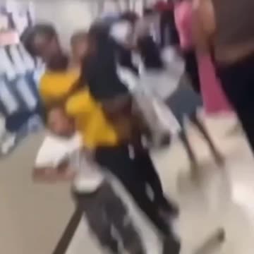 Fight breaks out between parents at an Arkansas kindergarten graduation