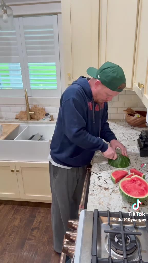 YOU’RE TELLING ME FOR 40 YRS ALL I HAD TO DO WAS PUT A LITTLE HONEY ON IT⁉️