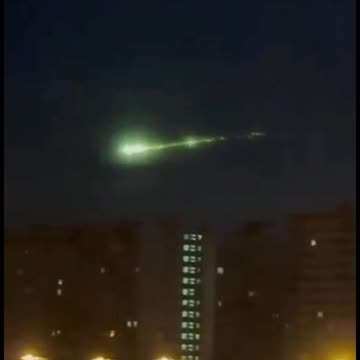 🚨BREAKING🚨 A mysterious green-glowing orb was seen streaking across the sky over Moscow, Russia