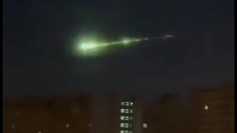 🚨BREAKING🚨 A mysterious green-glowing orb was seen streaking across the sky over Moscow, Russia
