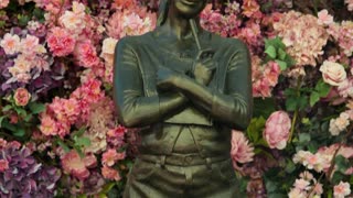 Renee Zellweger unveils Bridget Jones statue in London