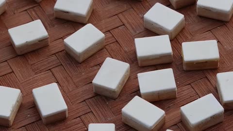 国粹之一中国麻将起源于明清时期，最初的麻将牌为纸质，后来逐渐发展出竹骨，以竹为背，以骨为面镶嵌制作而成。#非遗文化 #麻将 #老手艺 #乡村守护人 #国粹