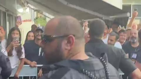 Look how Prime Minister Netanyahu is welcomed in the streets of Israel.