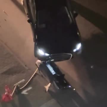 Pijana ukrainka wsiadła za kółko i zaczęła rozbijać się o zaparkowane samochody w Warszawie.