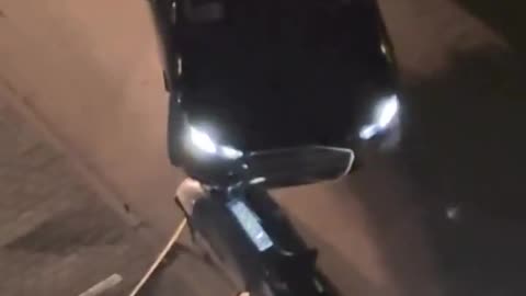 Pijana ukrainka wsiadła za kółko i zaczęła rozbijać się o zaparkowane samochody w Warszawie.