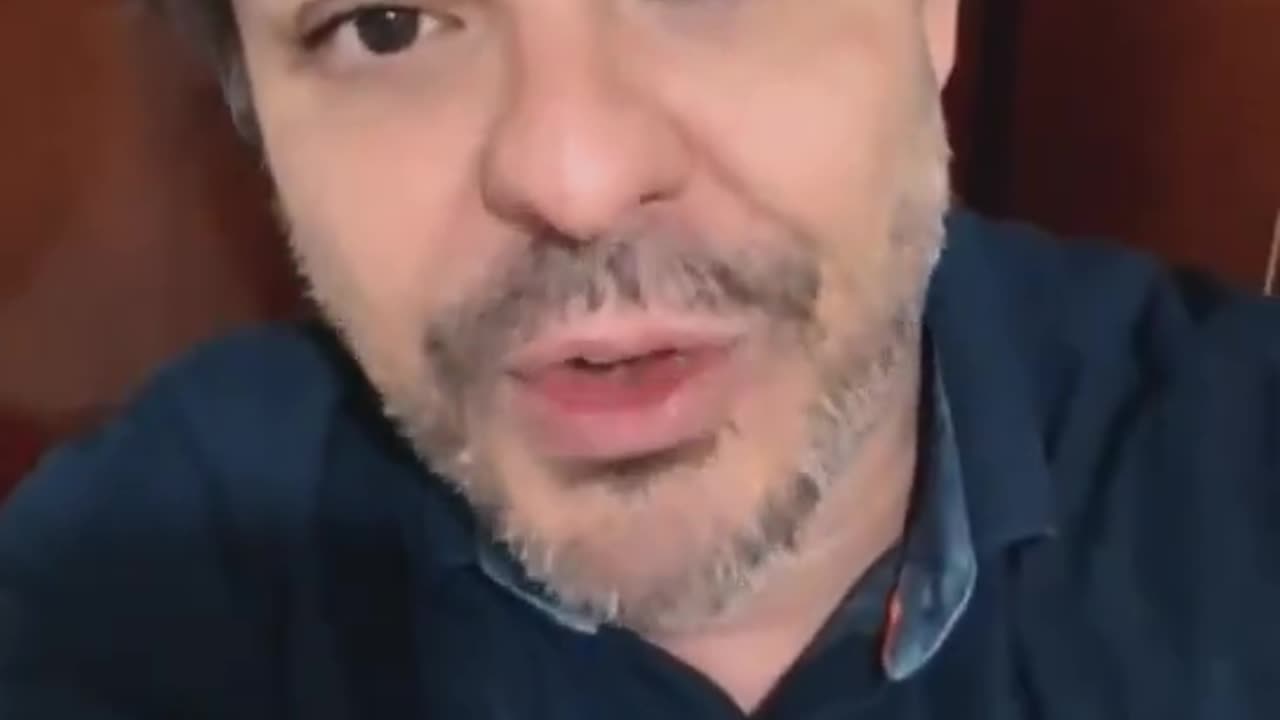 “ Não pode ter celular “ , ordena diz de maneira racista Luciano huck que diz querer “ limpar a cultura indígena “ para posar na foto com ele.