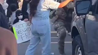 ICE agent throws agitator into another protester during Illinois operation 😆
