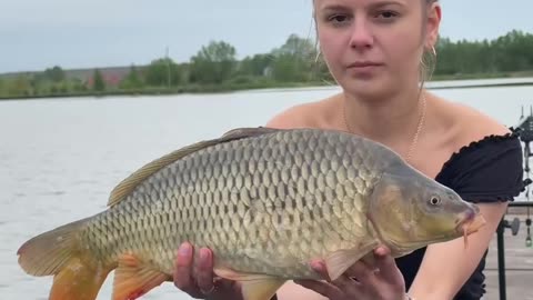 Amazing beautiful girl fishing 😍🎣