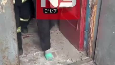 An injured child is carried out of a high-rise building in Sumy 🙏
