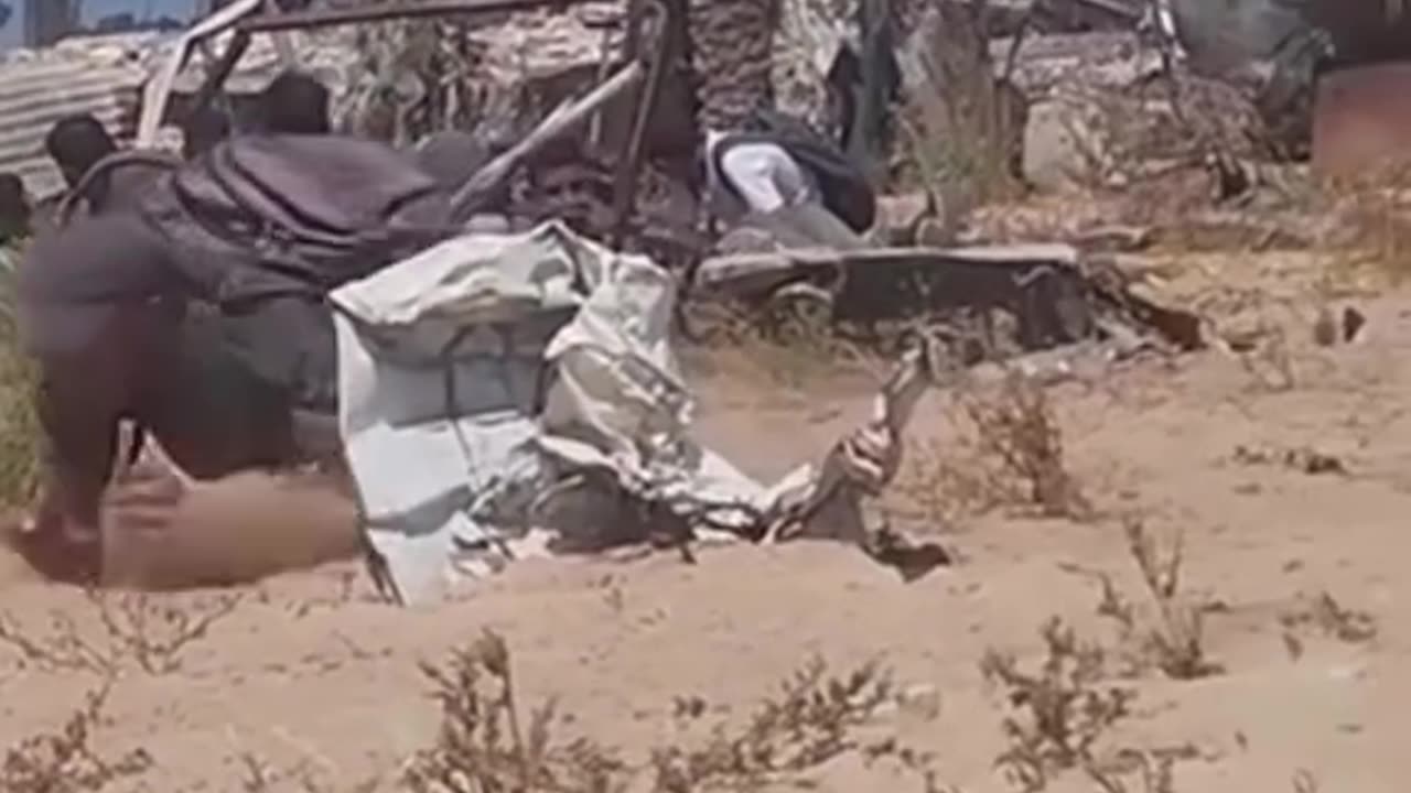 The army fires directly at people at the American aid center in Netzarim