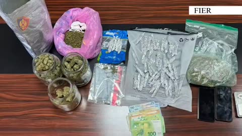 Lëndë narkotike, para dhe drogë për shitje, arrestohet 31-vjeçari në Roskovec