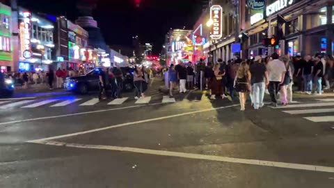 NASHVILLE TN LIVE BROADWAY STREET / PEOPLE WATCHING / BANDS WATCHING / BARS