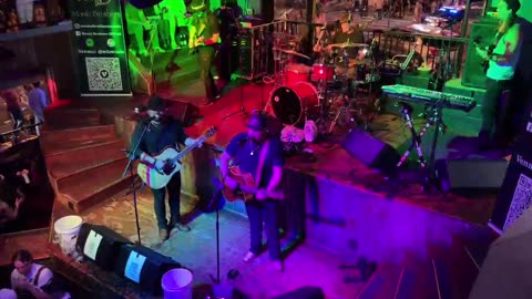 NASHVILLE TN LIVE BROADWAY STREET / PEOPLE WATCHING / BANDS WATCHING / BARS