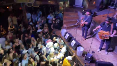 NASHVILLE TN LIVE BROADWAY STREET / PEOPLE WATCHING / BANDS WATCHING / BARS