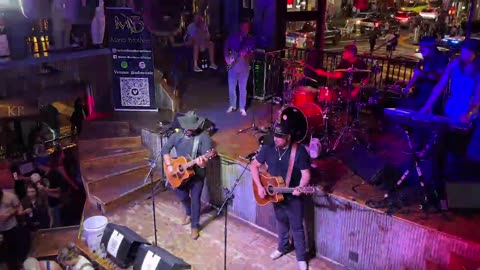 NASHVILLE TN LIVE BROADWAY STREET / PEOPLE WATCHING / BANDS WATCHING / BARS